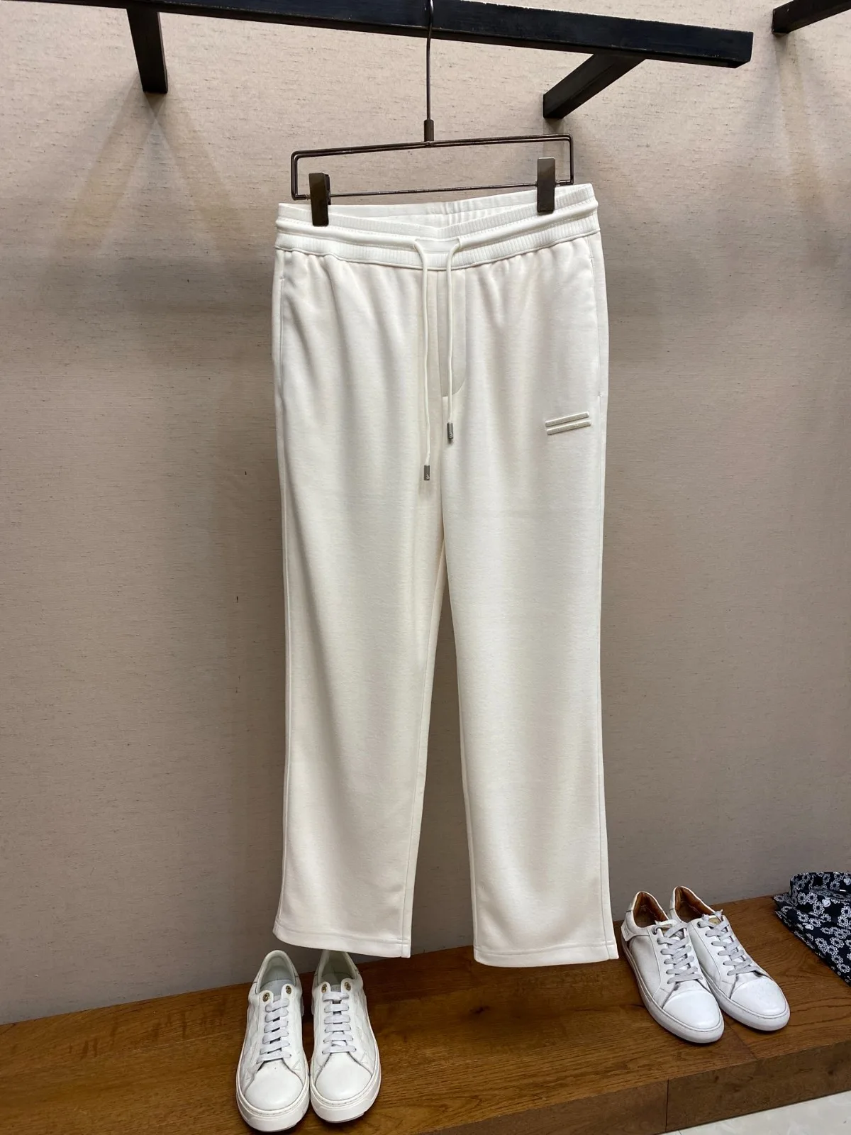 カジュアル リラックス スウェットパンツ エルメネジルド・ゼニア パンツ 偽物 ホワイト カジュアル リラックス スウェットパンツ エルメネジルド・ゼニア パンツ 偽物 ホワイト