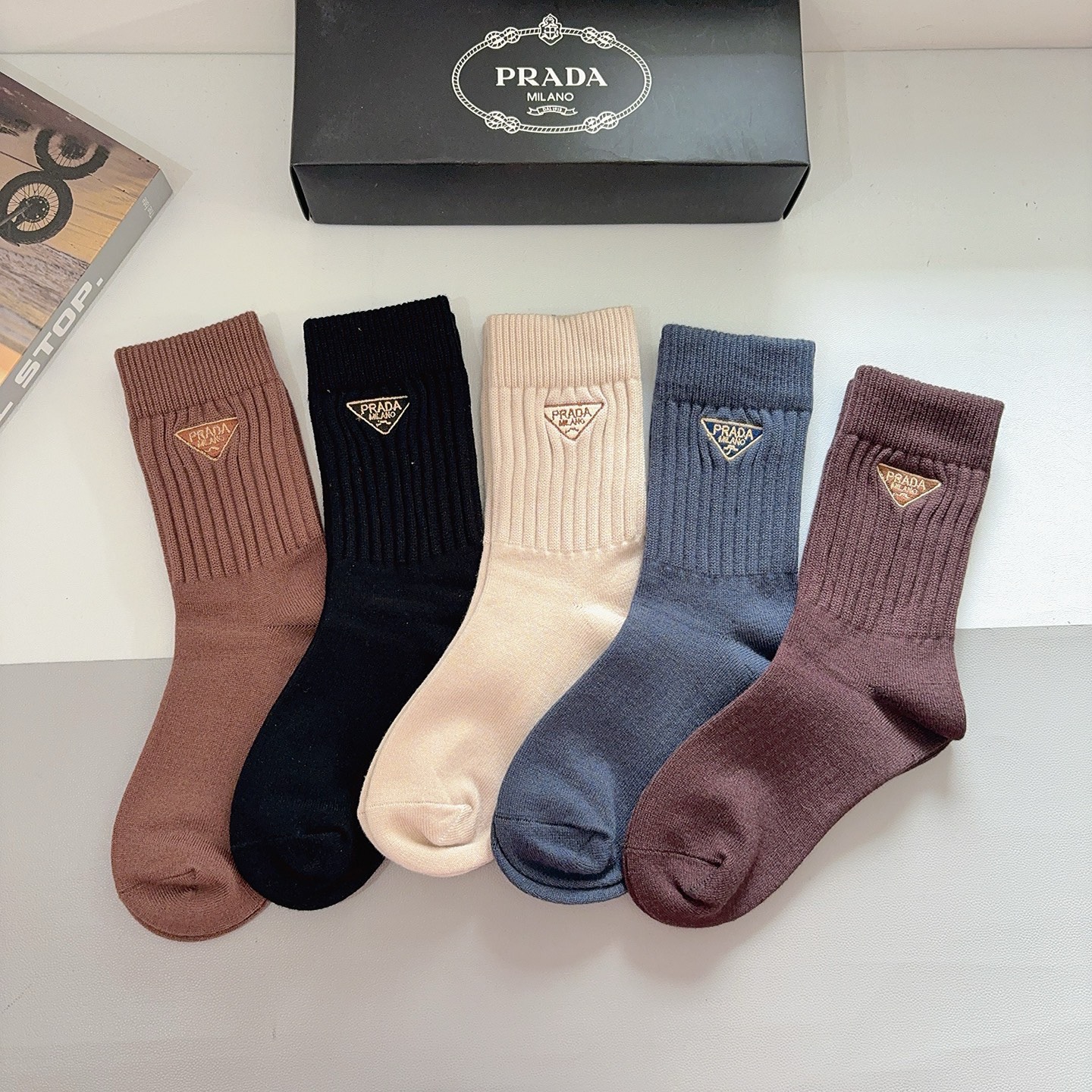 新品 定番 PRADA プラダ 靴下 ソックス ロング ロゴプレート 三角ロゴ