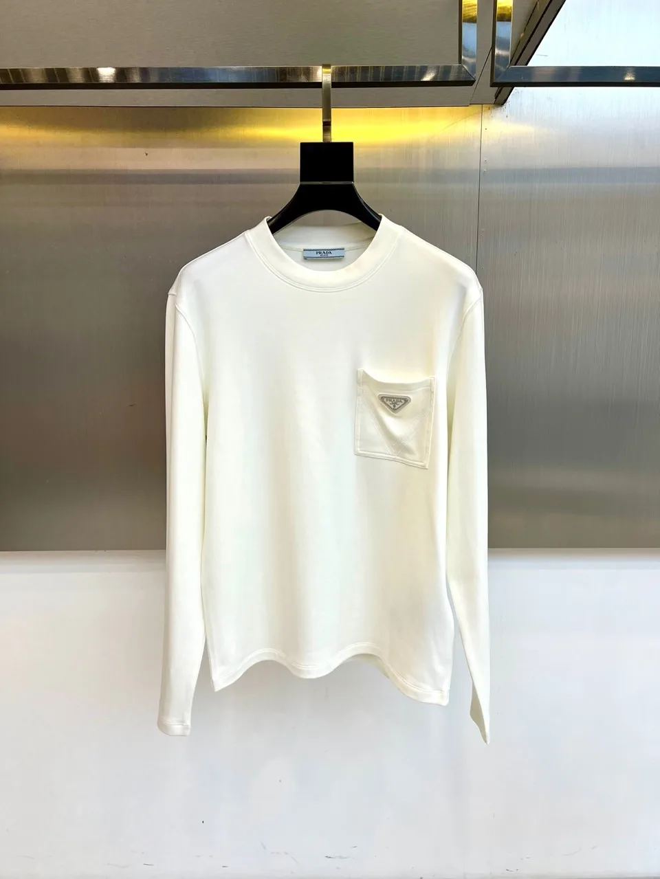 トライアングルロゴ ポケット付 長袖Tシャツ プラダ Tシャツ 偽物 コットン ホワイト トライアングルロゴ ポケット付 長袖Tシャツ プラダ Tシャツ 偽物 コットン ホワイト