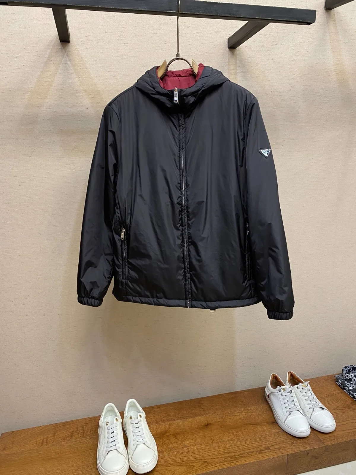 洗練された リバーシブル フーデッドブルゾン プラダ ジャケット 偽物 ブラック 洗練された リバーシブル フーデッドブルゾン プラダ ジャケット 偽物 ブラック