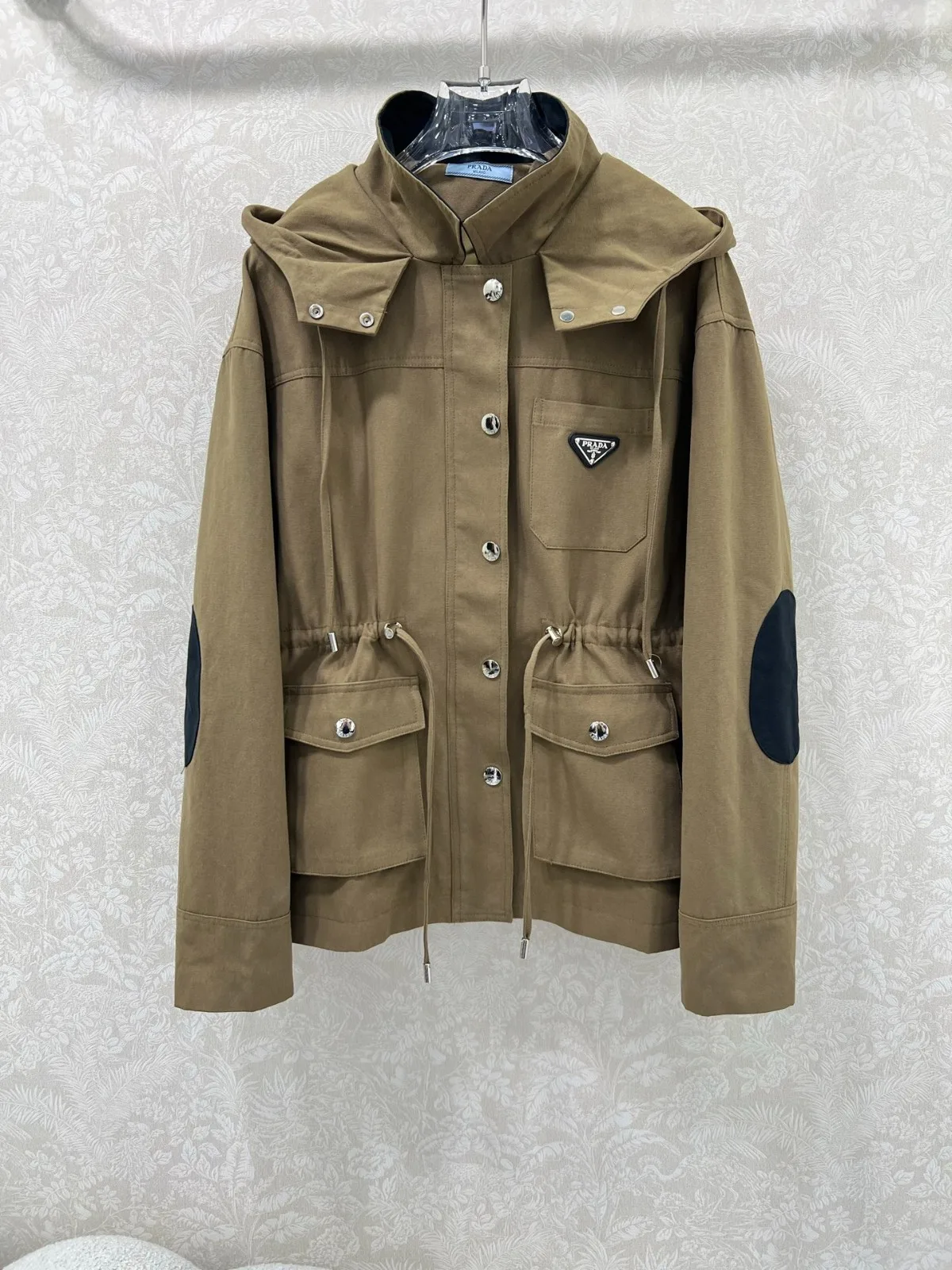 カジュアル お洒落 フード付き マウンテンパーカー プラダ ジャケット 偽物 カーキ カジュアル お洒落 フード付き マウンテンパーカー プラダ ジャケット 偽物 カーキ
