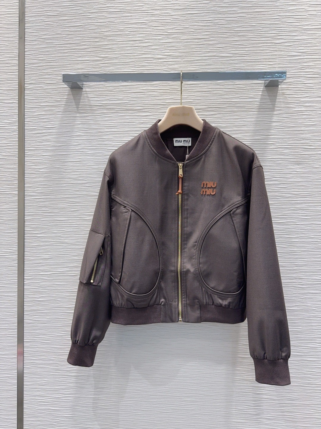 MIU MIUロゴ入り ボンバージャケット ミュウミュウ ジャケット 偽物 ダークブラウン