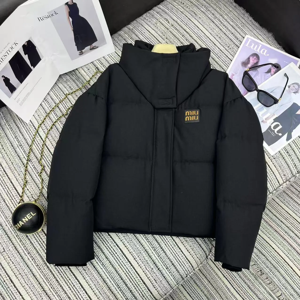 MIU MIU ロゴパッチ ミュウミュウ ダウンジャケット 偽物 ショート丈ダウンジャケット ブラック MIU MIU ロゴパッチ ミュウミュウ ダウンジャケット 偽物 ショート丈ダウンジャケット ブラック