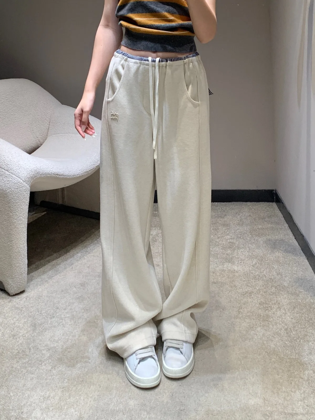 ミュウミュウ パンツ 偽物 スタイリッシュ カジュアル ロゴ入り スウェットパンツ ホワイト ミュウミュウ パンツ 偽物 スタイリッシュ カジュアル ロゴ入り スウェットパンツ ホワイト