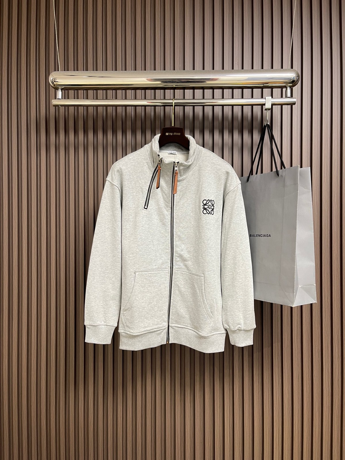 洗練された 大人 フルジップ スウェットジャケット ロエベ ジャケット 偽物 グレー 洗練された 大人 フルジップ スウェットジャケット ロエベ ジャケット 偽物 グレー