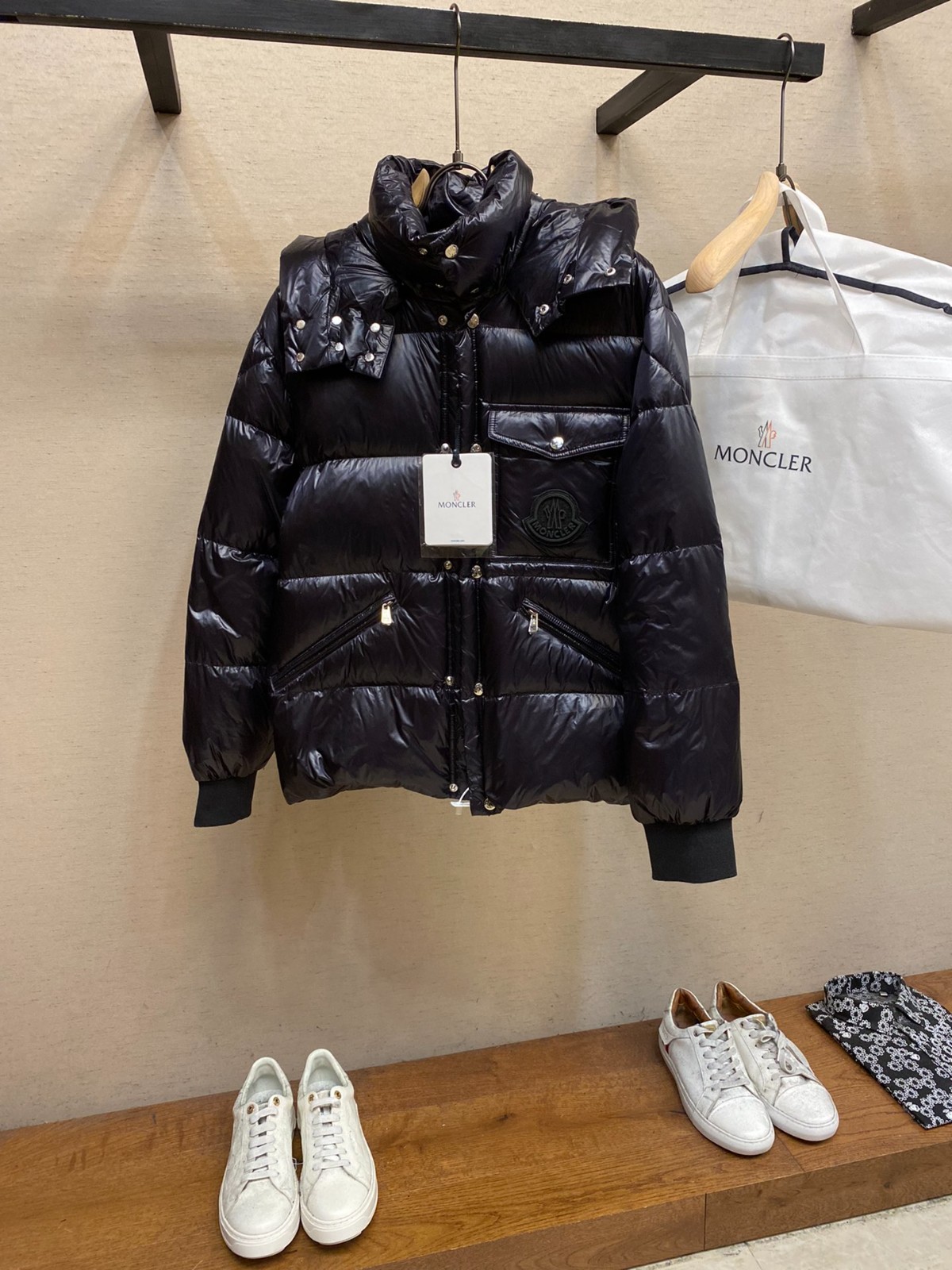 艶やかな光沢が魅力！フード取り外し可 モンクレール ダウンジャケット