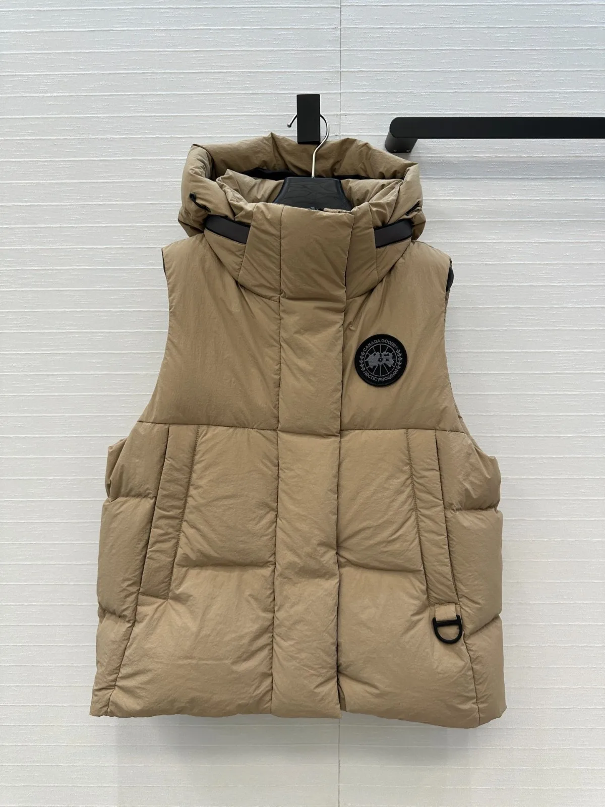 合わせやすい 定番 カナダグース ダウンジャケット コピー フリースタイル ベスト キャメル 合わせやすい 定番 カナダグース ダウンジャケット コピー フリースタイル ベスト キャメル