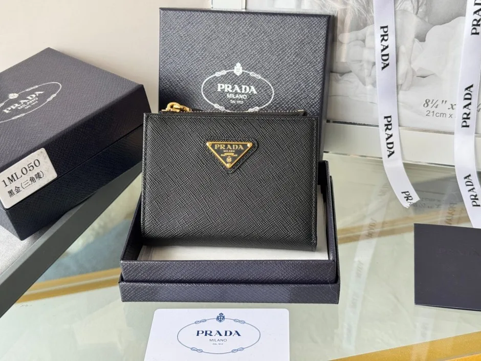 プラダ 財布 コピー 大人気 シンプル 上品 二つ折り財布 カードケース ブラック プラダ 財布 コピー 大人気 シンプル 上品 二つ折り財布 カードケース ブラック