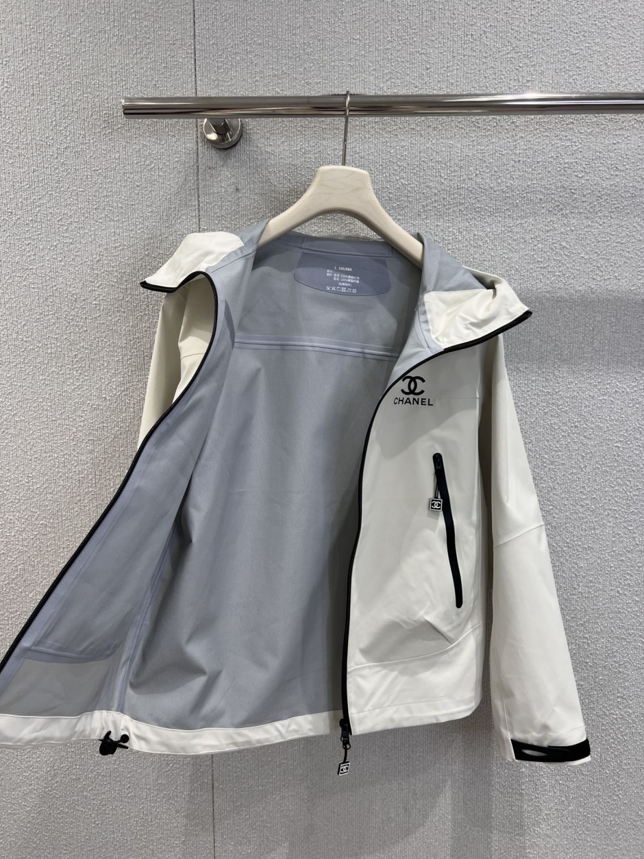 CHANEL グレー ホワイト ジャケット　ジャンパー　ブルゾン カジュアル 洗練された フーデッドブルゾン シャネル ジャケット 偽物