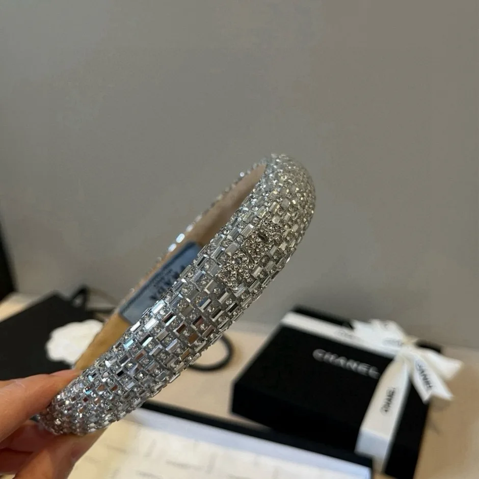 注目される キラキラ プラダ カチューシャ 偽物 ヘアアクセサリー 合わせやすい