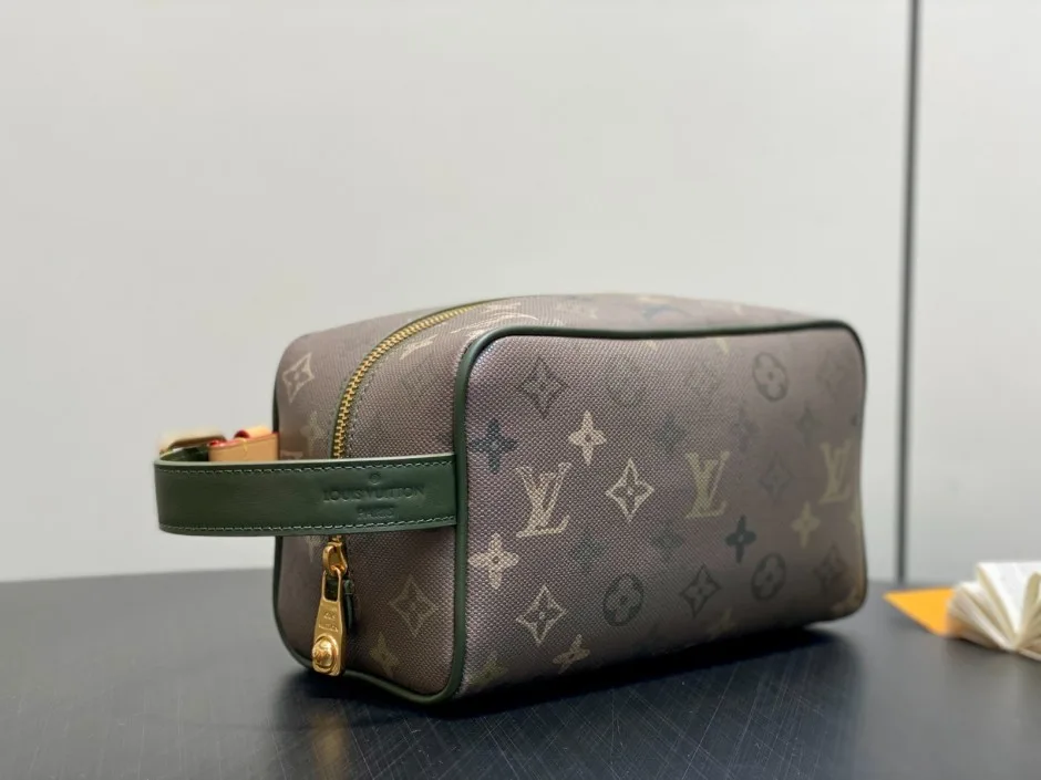 M26963 ドップ・キット ルイ・ヴィトン バッグ スーパーコピー メンズバッグ M26963 ドップ・キット ルイ・ヴィトン バッグ スーパーコピー メンズバッグ