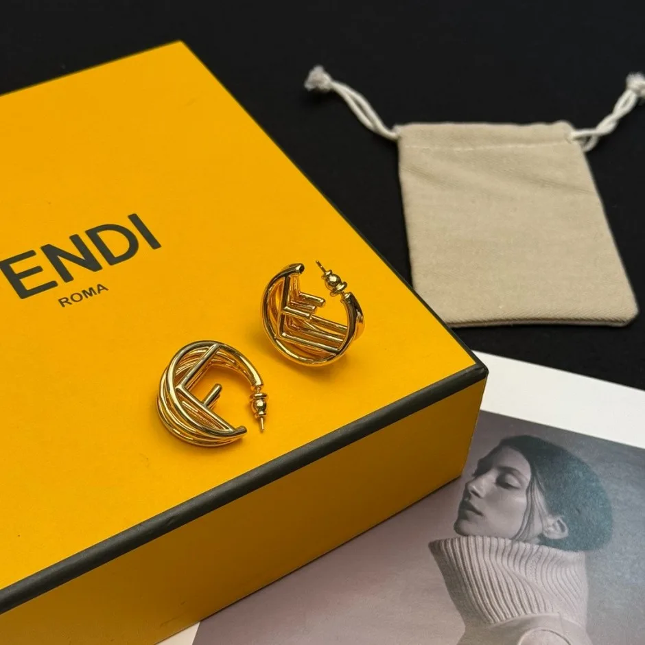 上品 洗練された フェンディ ファースト フープピアス 偽物 イヤリング 上品 洗練された フェンディ ファースト フープピアス 偽物 イヤリング