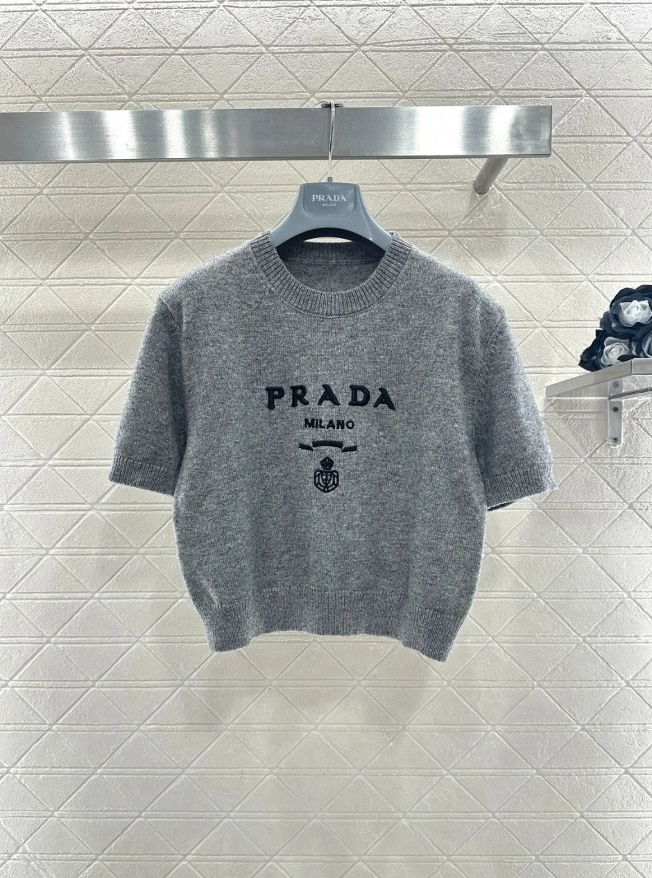 シンプル 上品 ロゴ刺繍 ウール 半袖ニット プラダ セーター 偽物 グレー