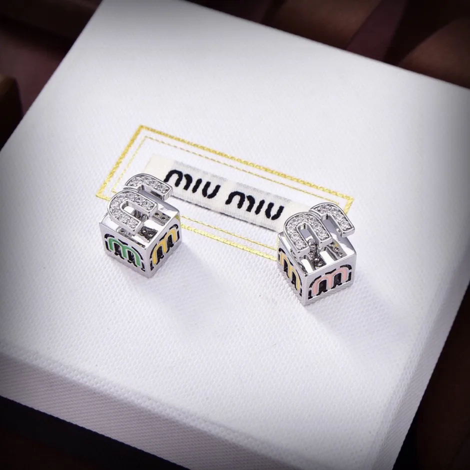 Miu Miu ロゴ クリスタル ダイスピアス ミュウミュウ イヤリング 偽物 Miu Miu ロゴ クリスタル ダイスピアス ミュウミュウ イヤリング 偽物