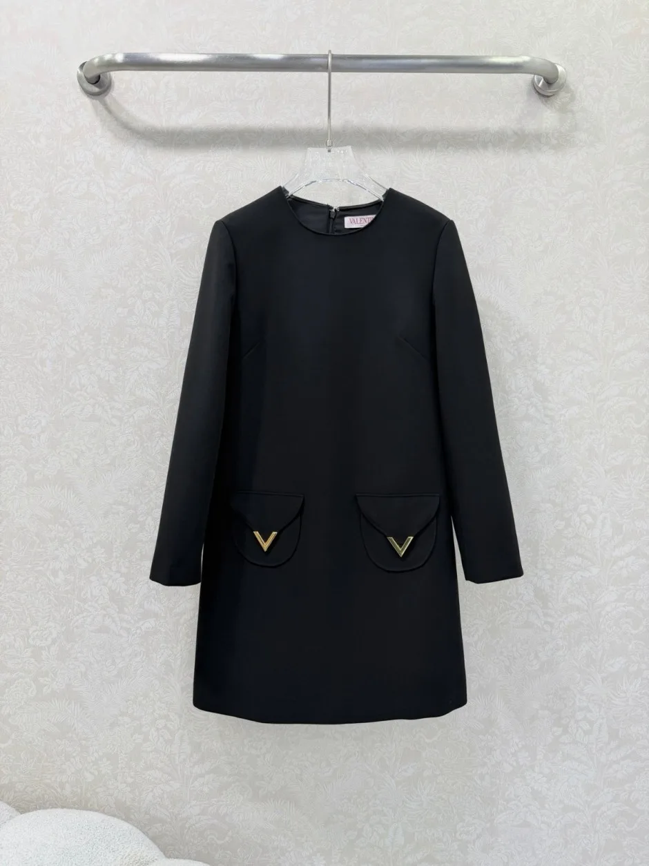洗練された Vロゴ ミニドレス ヴァレンティノ ワンピース 偽物 ブラック 洗練された Vロゴ ミニドレス ヴァレンティノ ワンピース 偽物 ブラック