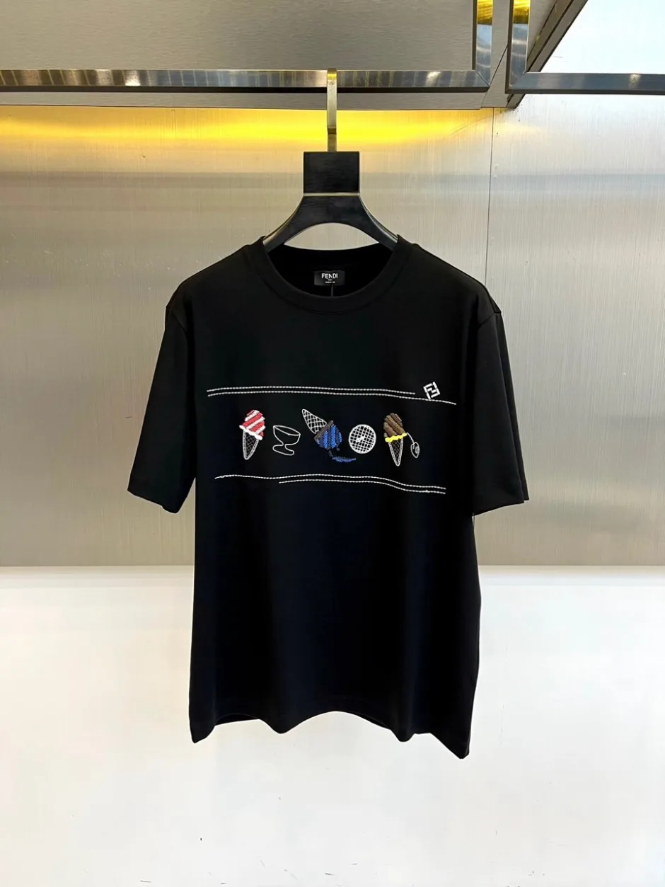 遊び心満載 フェンディ Tシャツ 偽物 クルーネック 半袖Tシャツ ブラック 遊び心満載 フェンディ Tシャツ 偽物 クルーネック 半袖Tシャツ ブラック