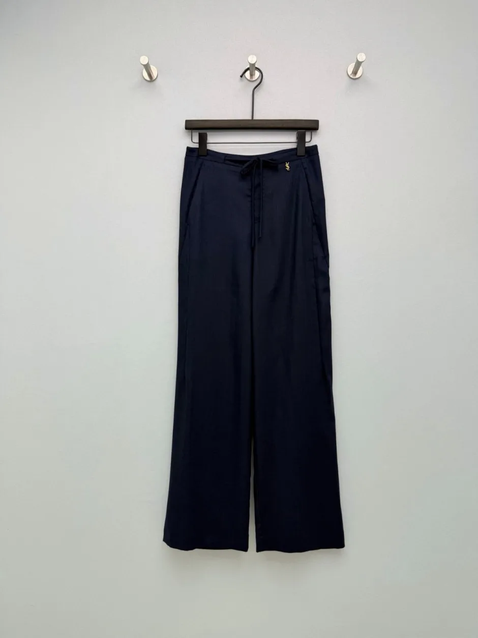 上品 洗練された YSLロゴ リネンパンツ イヴ・サンローラン パンツ コピー ネイビー 上品 洗練された YSLロゴ リネンパンツ イヴ・サンローラン パンツ コピー ネイビー