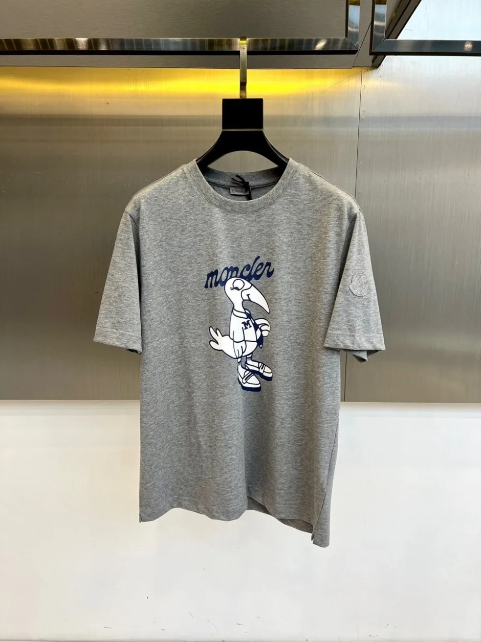 遊び心あふれる プリント 半袖Tシャツ モンクレール Tシャツ 偽物 グレー 遊び心あふれる プリント 半袖Tシャツ モンクレール Tシャツ 偽物 グレー