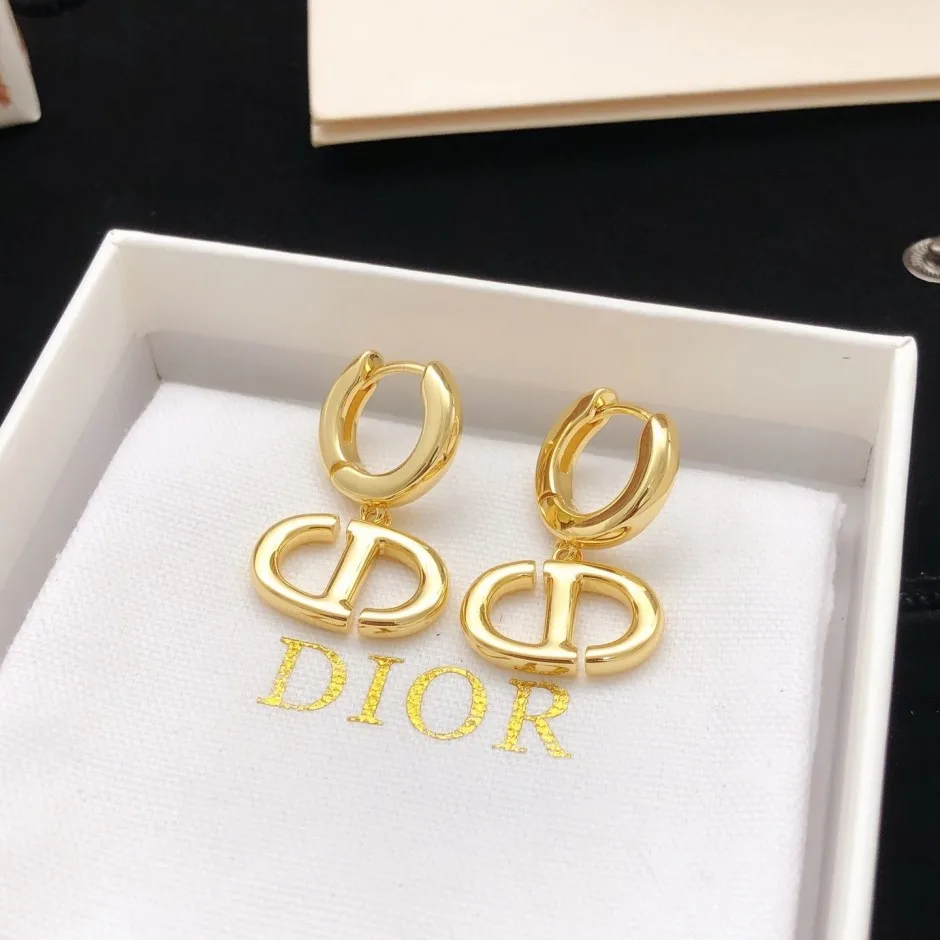 洗練された 上品 CDピアス クリスチャン・ディオール イヤリング 偽物 洗練された 上品 CDピアス クリスチャン・ディオール イヤリング 偽物