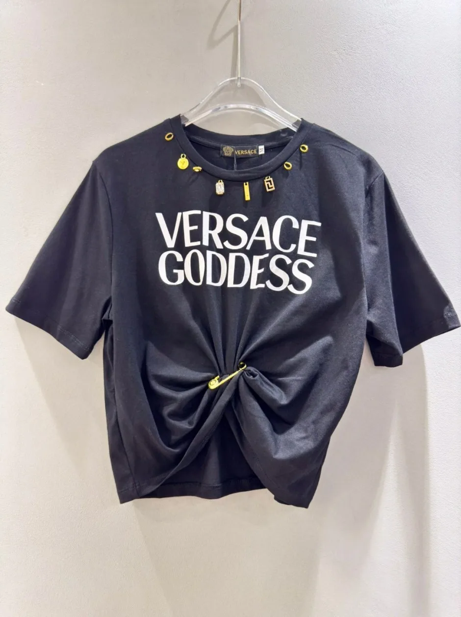 ヴェルサーチ Tシャツ コピー セーフティー ピン ロゴ 半袖Tシャツ ブラック ヴェルサーチ Tシャツ コピー セーフティー ピン ロゴ 半袖Tシャツ ブラック