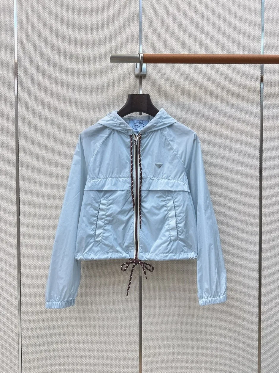 軽量 ナイロン フーデッドジャケット プラダ ジャケット 偽物 ライトブルー 軽量 ナイロン フーデッドジャケット プラダ ジャケット 偽物 ライトブルー