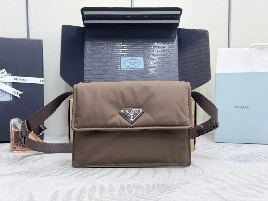プラダ スモール パデッド Re-Nylon ショルダーバッグ コピー 1BD313 ブラウン プラダ スモール パデッド Re-Nylon ショルダーバッグ コピー 1BD313 ブラウン