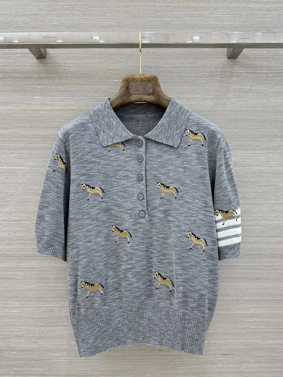 遊び心あふれる 刺繍入り 半袖ニット トムブラウン ニット コピー グレー 遊び心あふれる 刺繍入り 半袖ニット トムブラウン ニット コピー グレー