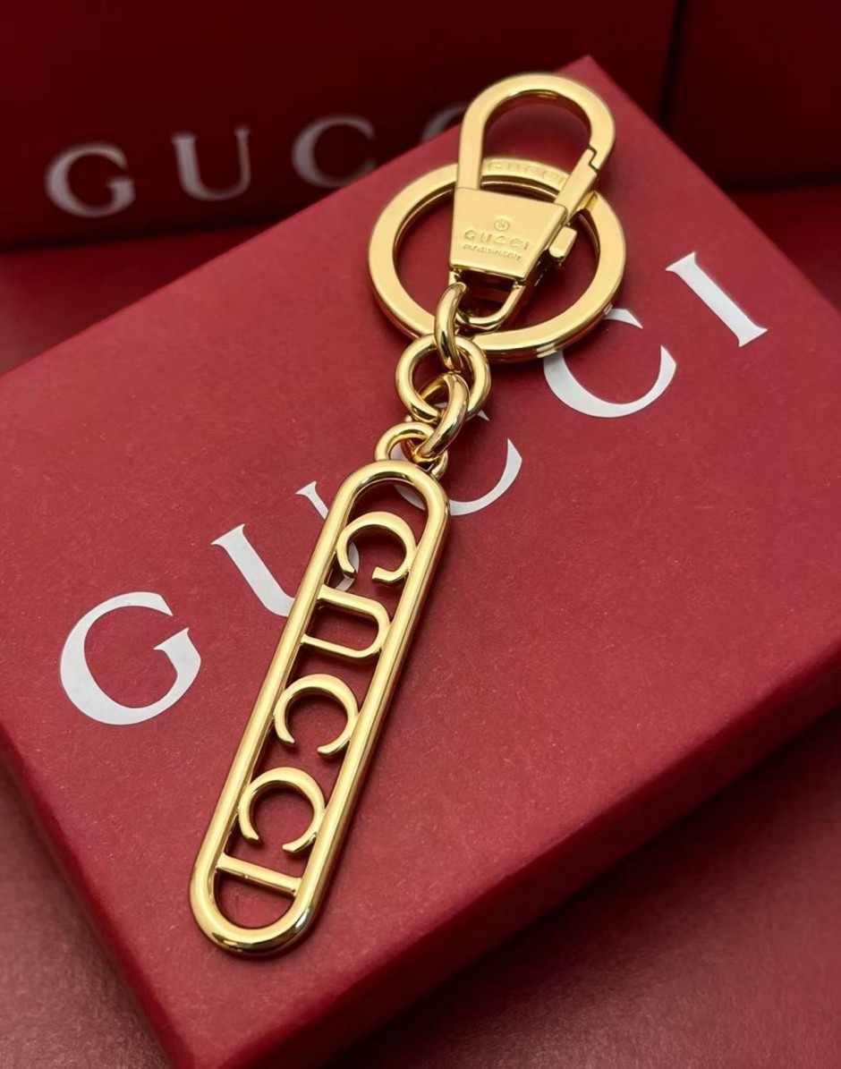 GUCCI スクリプト キーチェーン グッチ キーホルダー 偽物 キーリング