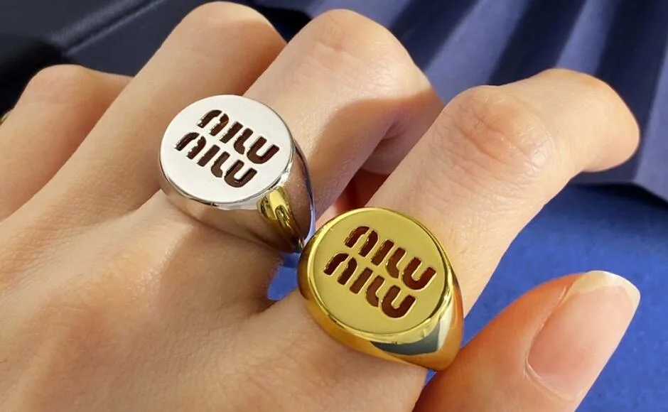 Miu Miu メタル ロゴ シグネットリング ミュウミュウ 指輪 偽物 合わせやすい Miu Miu メタル ロゴ シグネットリング ミュウミュウ 指輪 偽物 合わせやすい