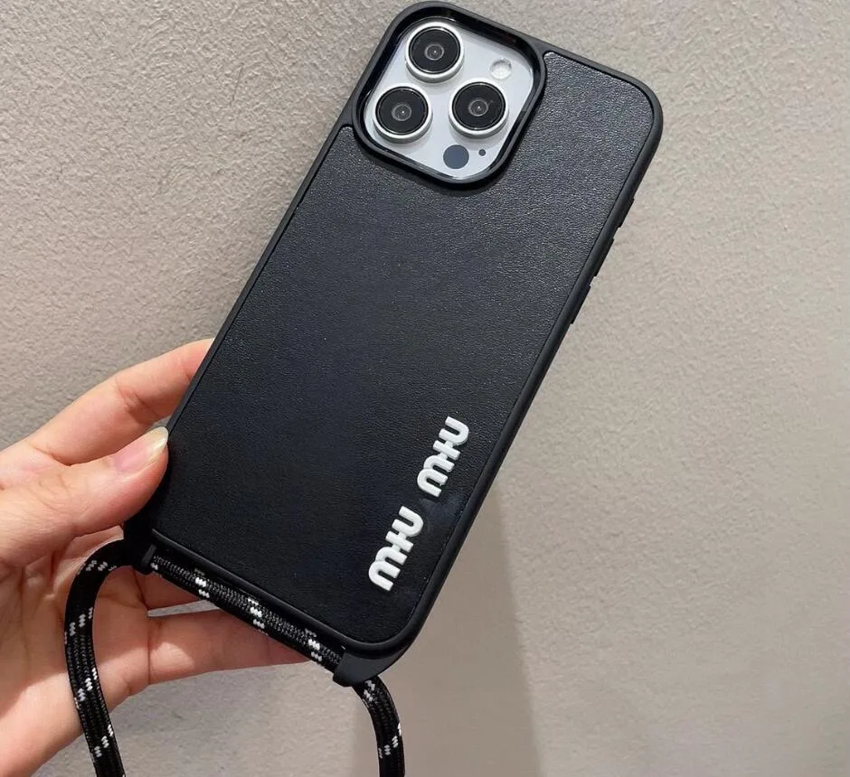 シンプル 上品 スマホケース ミュウミュウ アイフォンケース 偽物 iPhone16 ブラック シンプル 上品 スマホケース ミュウミュウ アイフォンケース 偽物 iPhone16 ブラック