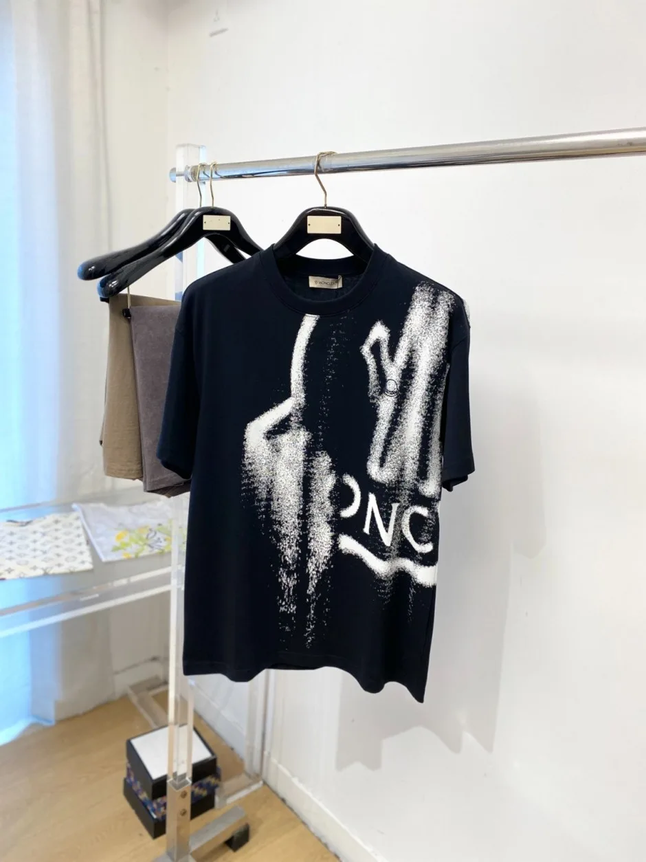 存在感抜群 プリント クルーネック 半袖Tシャツ モンクレール Tシャツ 偽物 ブラック 存在感抜群 プリント クルーネック 半袖Tシャツ モンクレール Tシャツ 偽物 ブラック