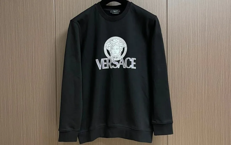 定番 ロゴ入り クルーネック スウェットシャツ ヴェルサーチ Tシャツ 偽物 ブラック 定番 ロゴ入り クルーネック スウェットシャツ ヴェルサーチ Tシャツ 偽物 ブラック