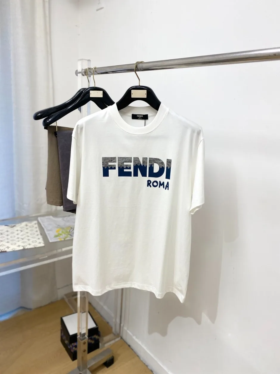 シンプル コットン 半袖Tシャツ フェンディ Tシャツ 偽物 ロゴ入り ホワイト シンプル コットン 半袖Tシャツ フェンディ Tシャツ 偽物 ロゴ入り ホワイト