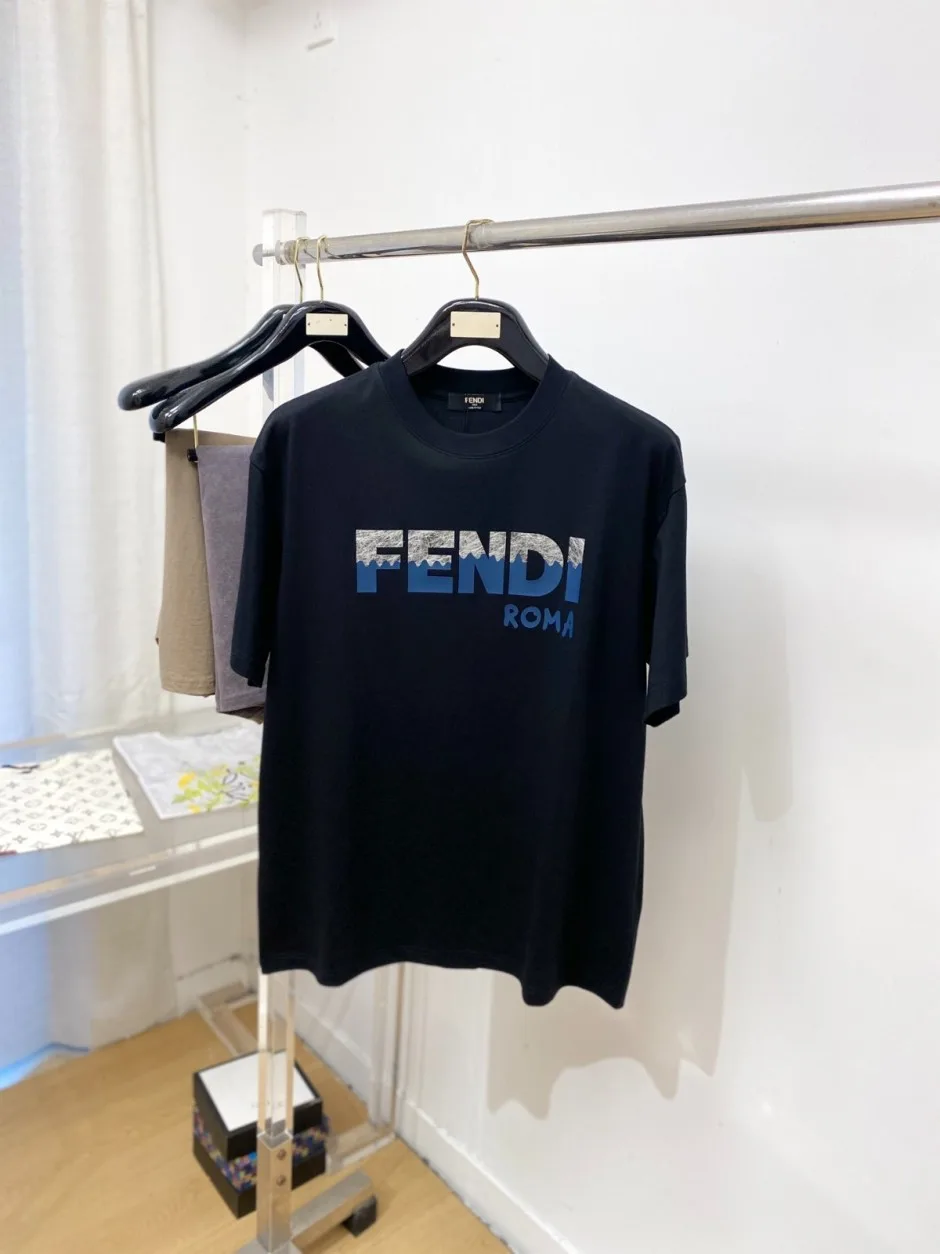 シンプル コットン 半袖Tシャツ フェンディ Tシャツ 偽物 ロゴ入り ブラック シンプル コットン 半袖Tシャツ フェンディ Tシャツ 偽物 ロゴ入り ブラック
