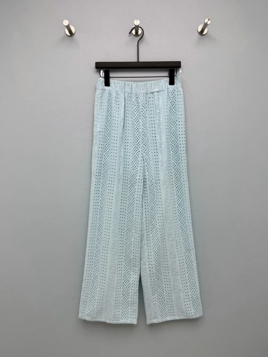 FFロゴ アイレット刺繍 ロングパンツ フェンディ パンツ 偽物 コットン ライトブルー FFロゴ アイレット刺繍 ロングパンツ フェンディ パンツ 偽物 コットン ライトブルー