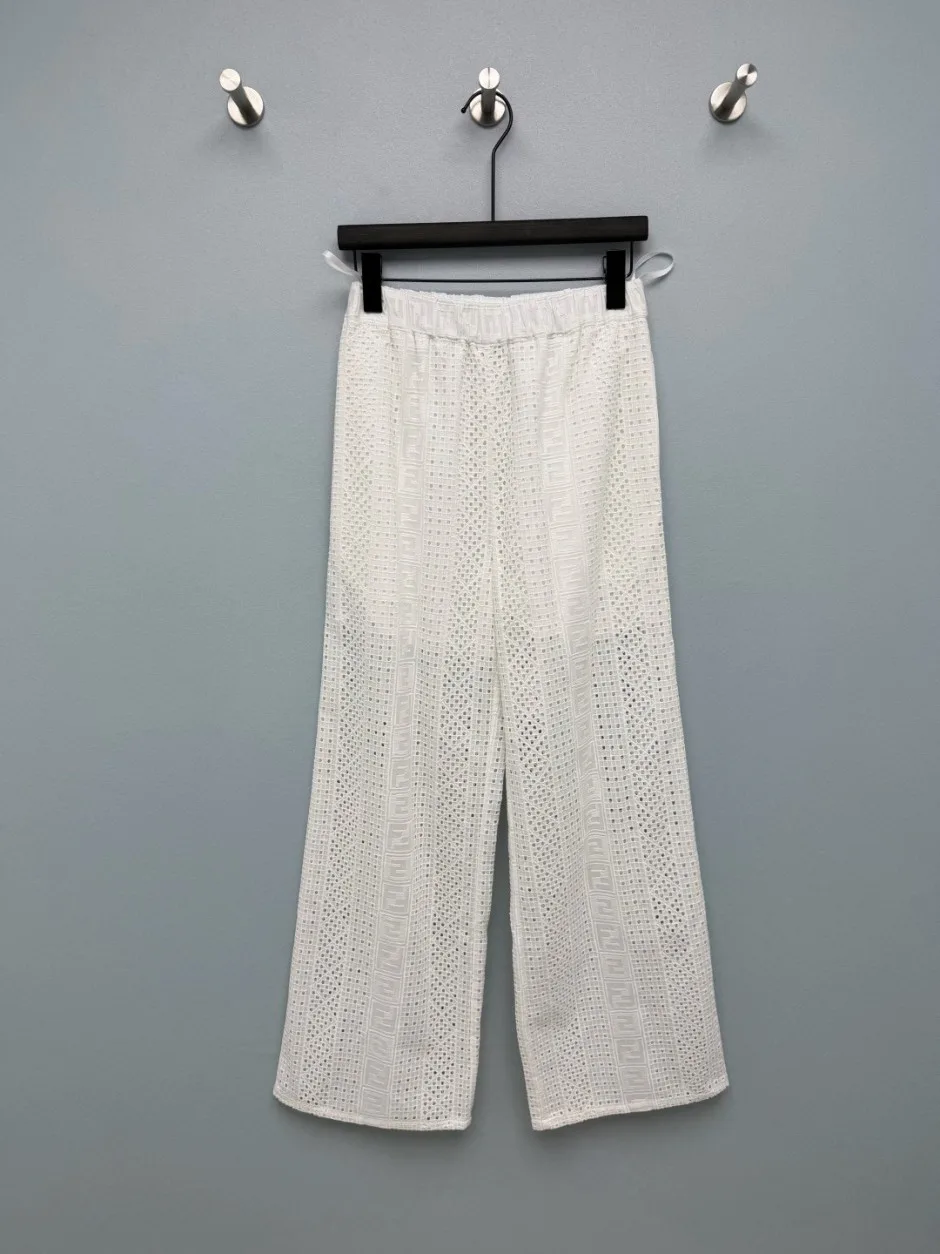 FFロゴ アイレット刺繍 ロングパンツ フェンディ パンツ 偽物 コットン ホワイト FFロゴ アイレット刺繍 ロングパンツ フェンディ パンツ 偽物 コットン ホワイト
