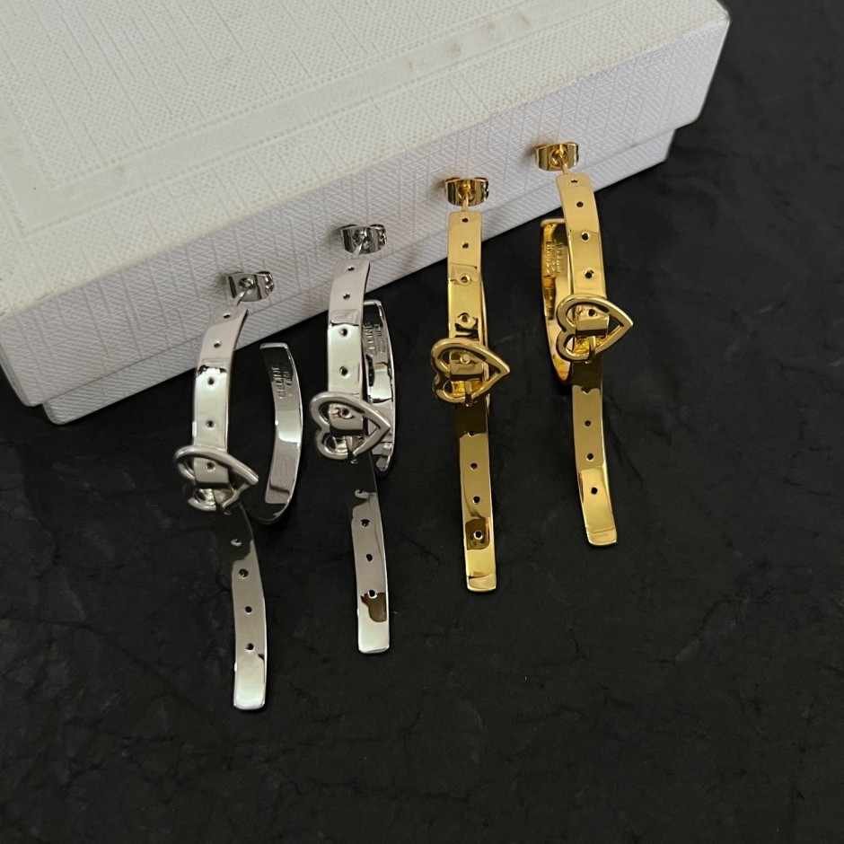 ハート&ベルトモチーフ フープピアス セリーヌ イヤリング 偽物 スタイリッシュ ハート&ベルトモチーフ フープピアス セリーヌ イヤリング 偽物 スタイリッシュ