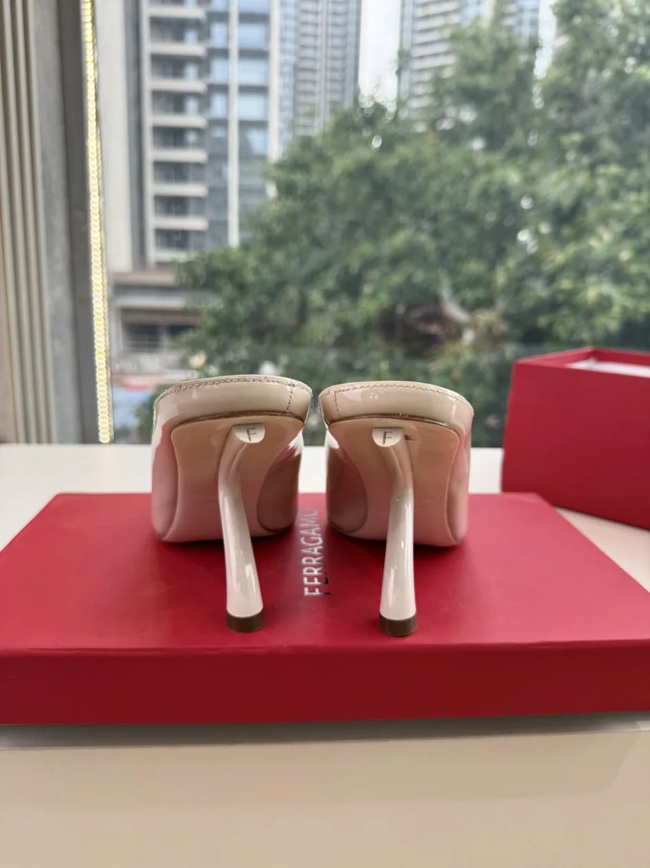 1784865312848612.jpg サルヴァトーレ・フェラガモ パンプス 偽物 パテントレザー ミュールパンプス ホワイト