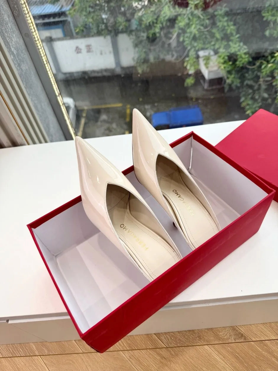 1784865318620156.jpg サルヴァトーレ・フェラガモ パンプス 偽物 パテントレザー ミュールパンプス ホワイト