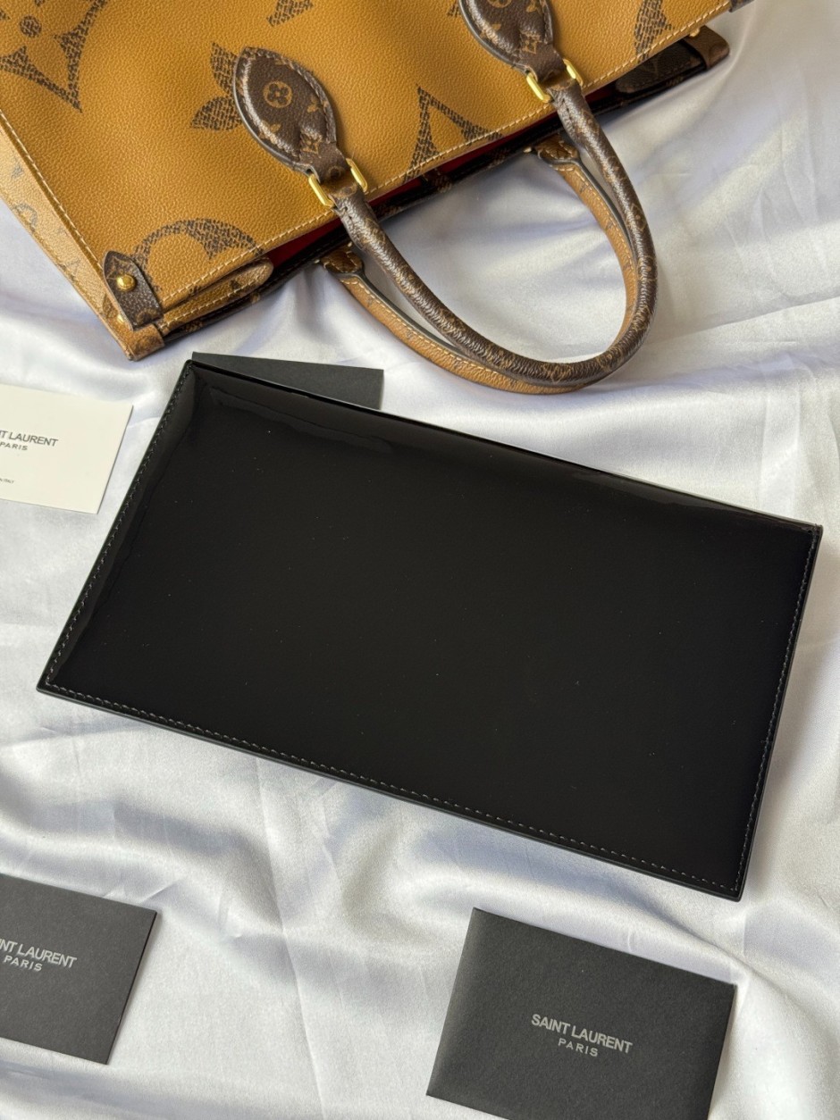 パテントレザー YSLロゴ クラッチバッグ イヴ・サンローラン バッグ スーパーコピー ブラック
