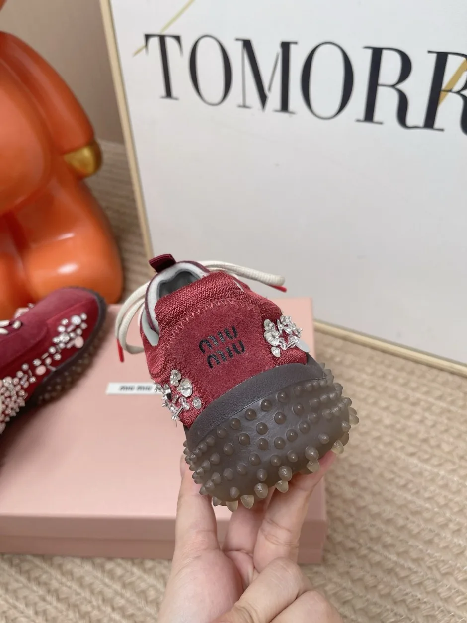 1784947497320261.jpg お洒落 バブル刺繍入り スニーカー ミュウミュウ スーパーコピー ボルドー