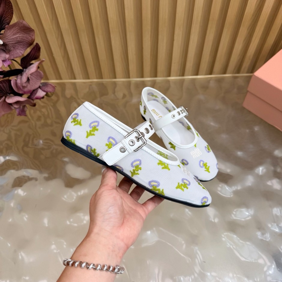 刺繍入り メッシュ バレリーナシューズ ミュウミュウ スーパーコピー ホワイト