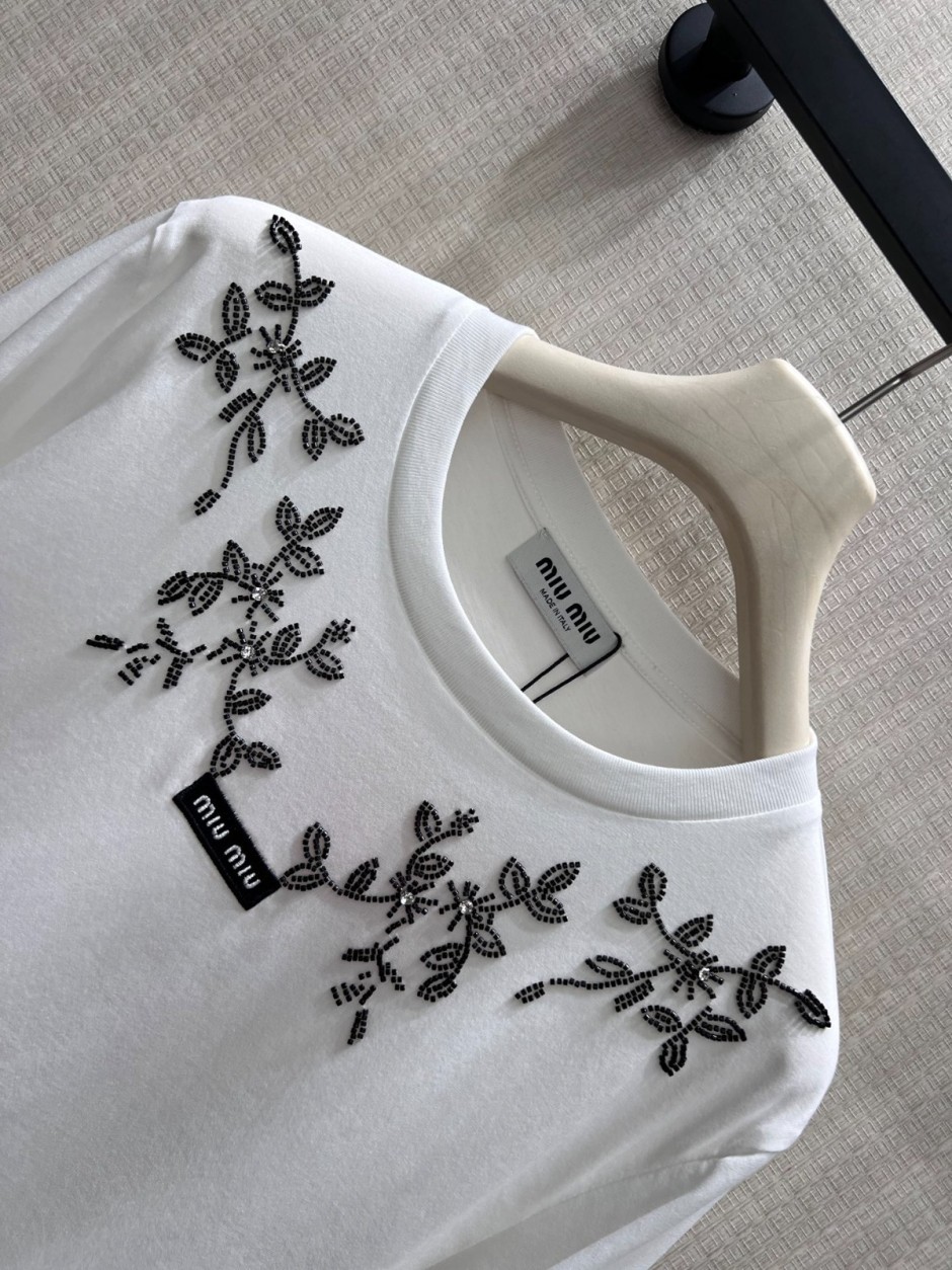 1784969344969438.jpg おしゃれ カジュアル コットン長袖Tシャツ ミュウミュウ Tシャツ 偽物 クルーネック ホワイト