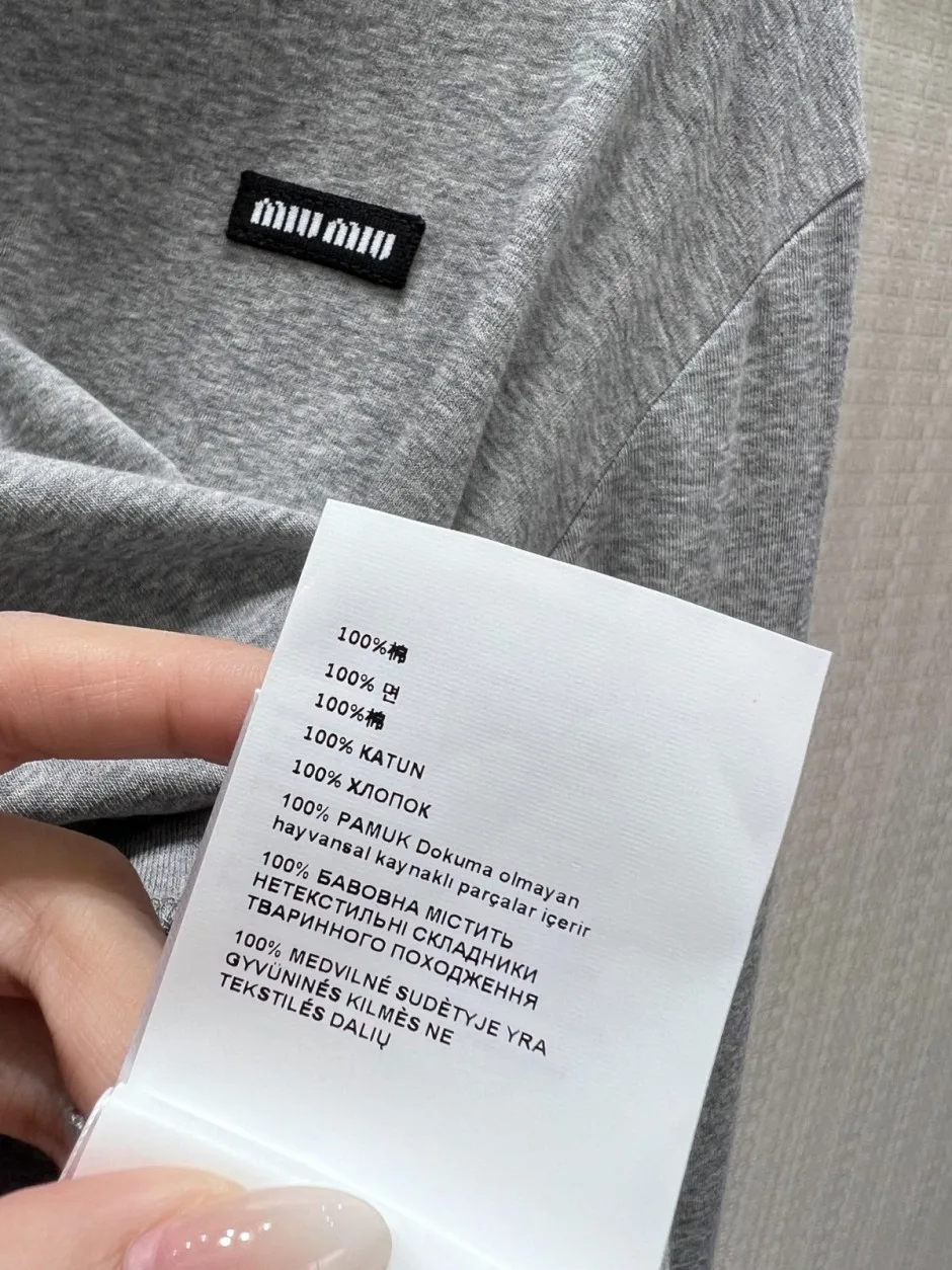 1785053951829668.jpg ショート丈 コットン 長袖ポロシャツ ミュウミュウ Tシャツ 偽物 グレー