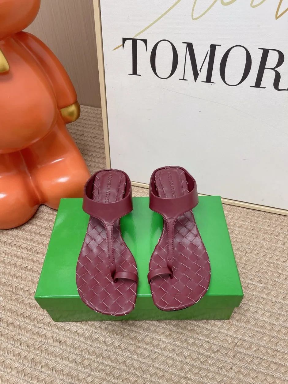 ボッテガ・ヴェネタ サンダル スーパーコピー 人気 おしゃれ リヴィア トング ボルドー