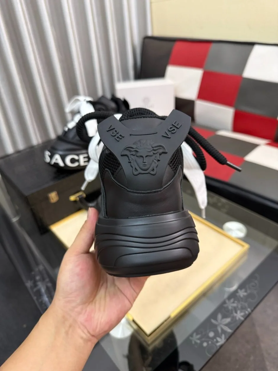 1785557392913576.jpg 注目される スタイリッシュ 厚底スニーカー ヴェルサーチ スニーカー コピー メンズシューズ ブラック