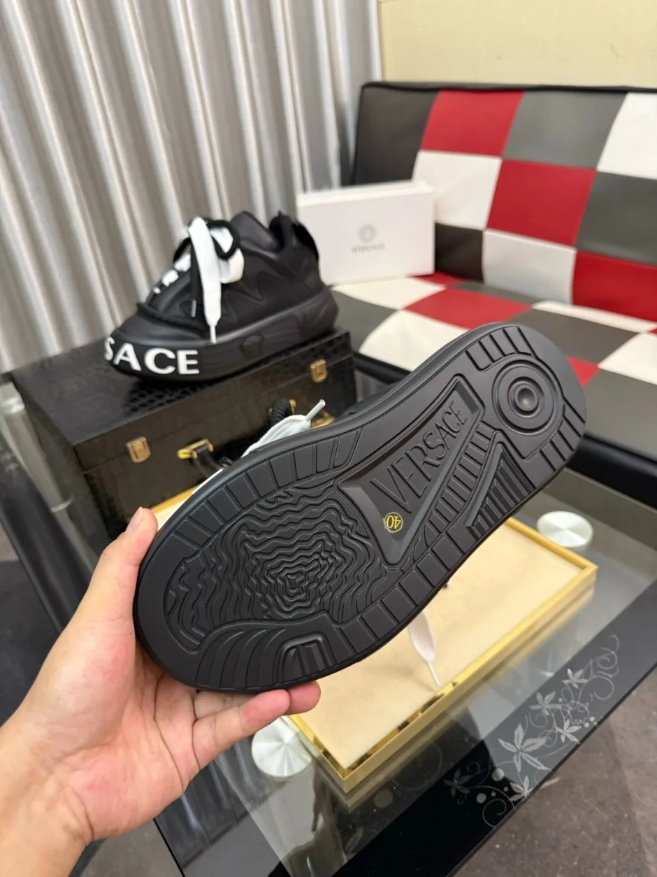 1785557393523190.jpg 注目される スタイリッシュ 厚底スニーカー ヴェルサーチ スニーカー コピー メンズシューズ ブラック