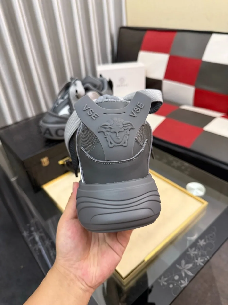 1785557658351544.jpg 注目される スタイリッシュ 厚底スニーカー ヴェルサーチ スニーカー コピー メンズシューズ グレー