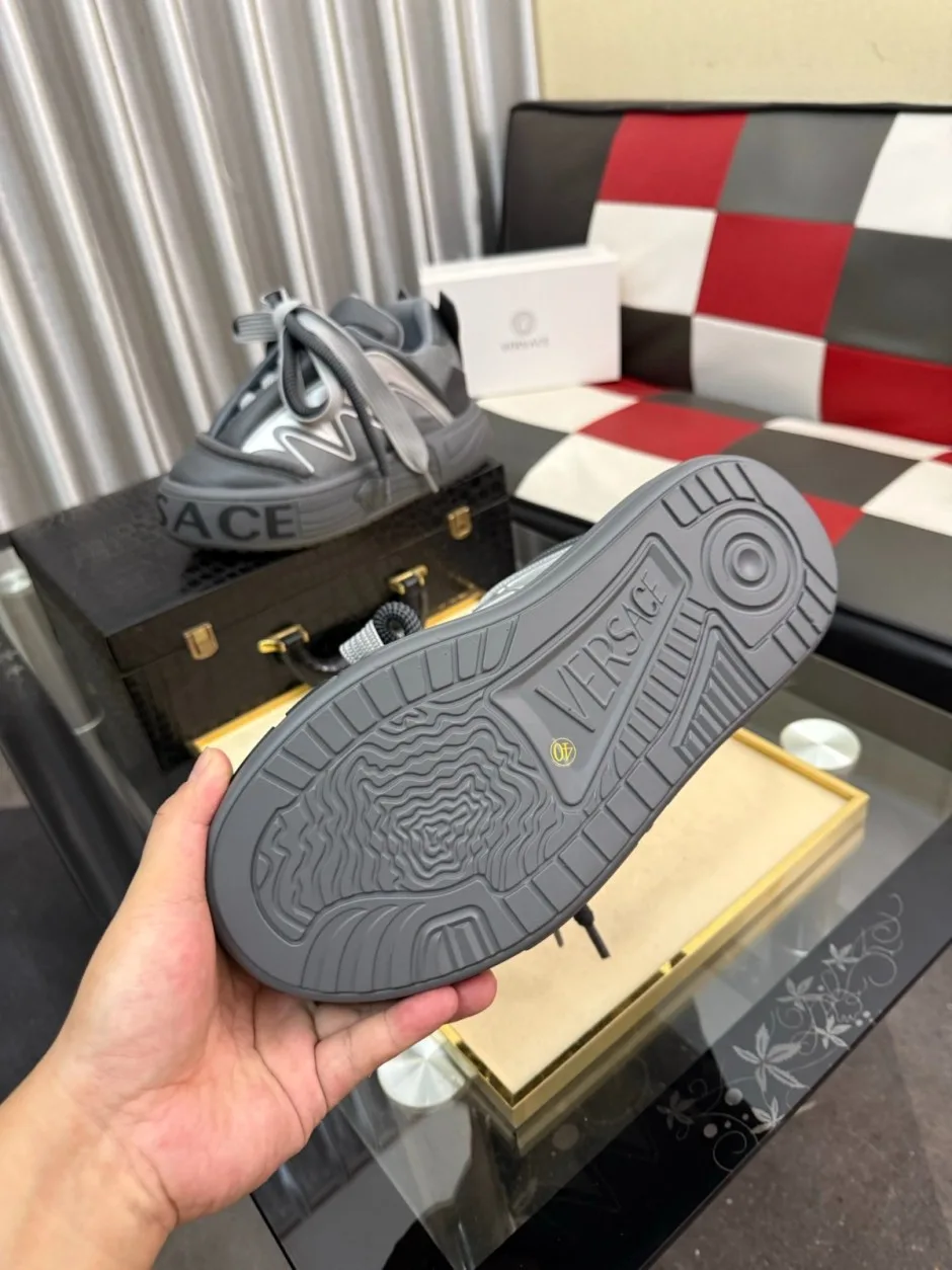 1785557658624844.jpg 注目される スタイリッシュ 厚底スニーカー ヴェルサーチ スニーカー コピー メンズシューズ グレー