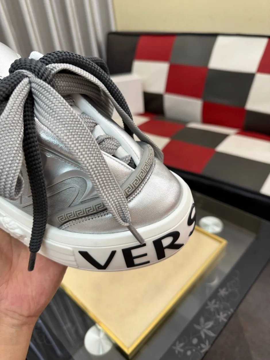 1785557949242033.jpg 注目される スタイリッシュ 厚底スニーカー ヴェルサーチ スニーカー コピー メンズシューズ シルバー